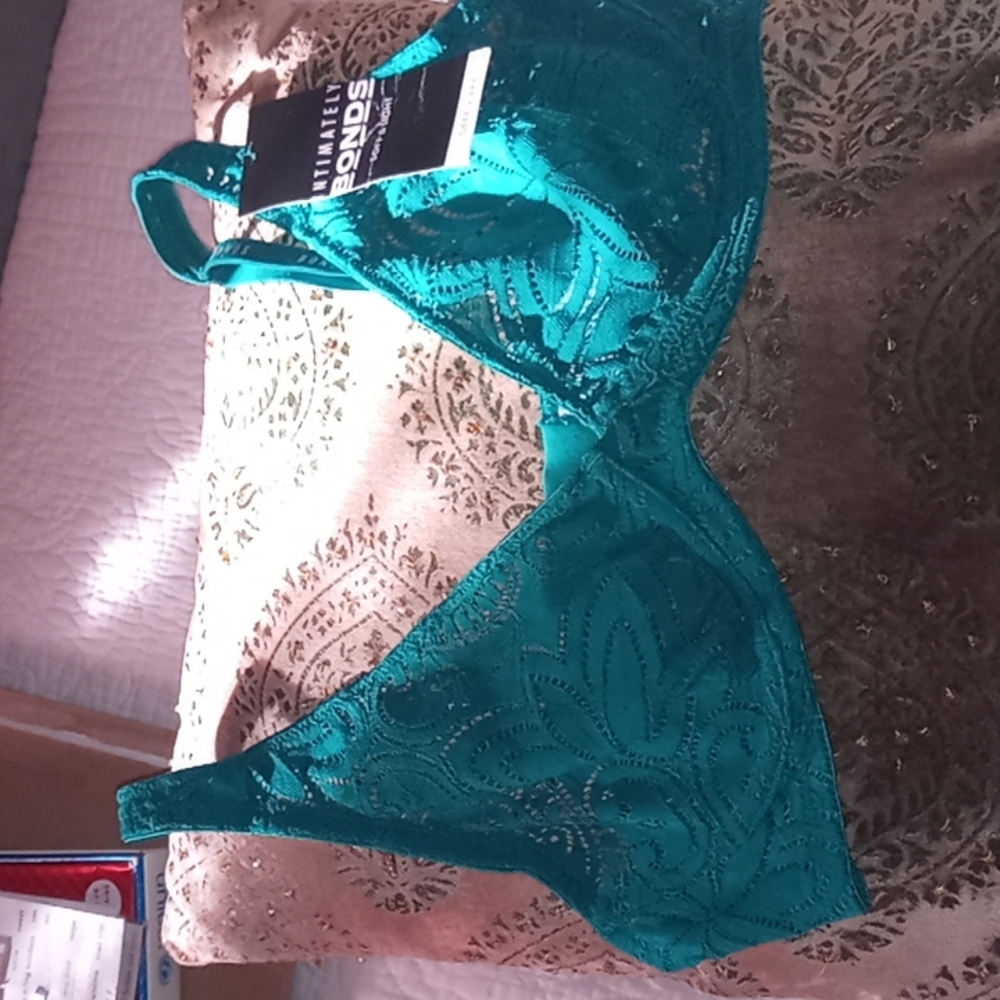 NWT Soft & Light Deep "V" Bra 38C